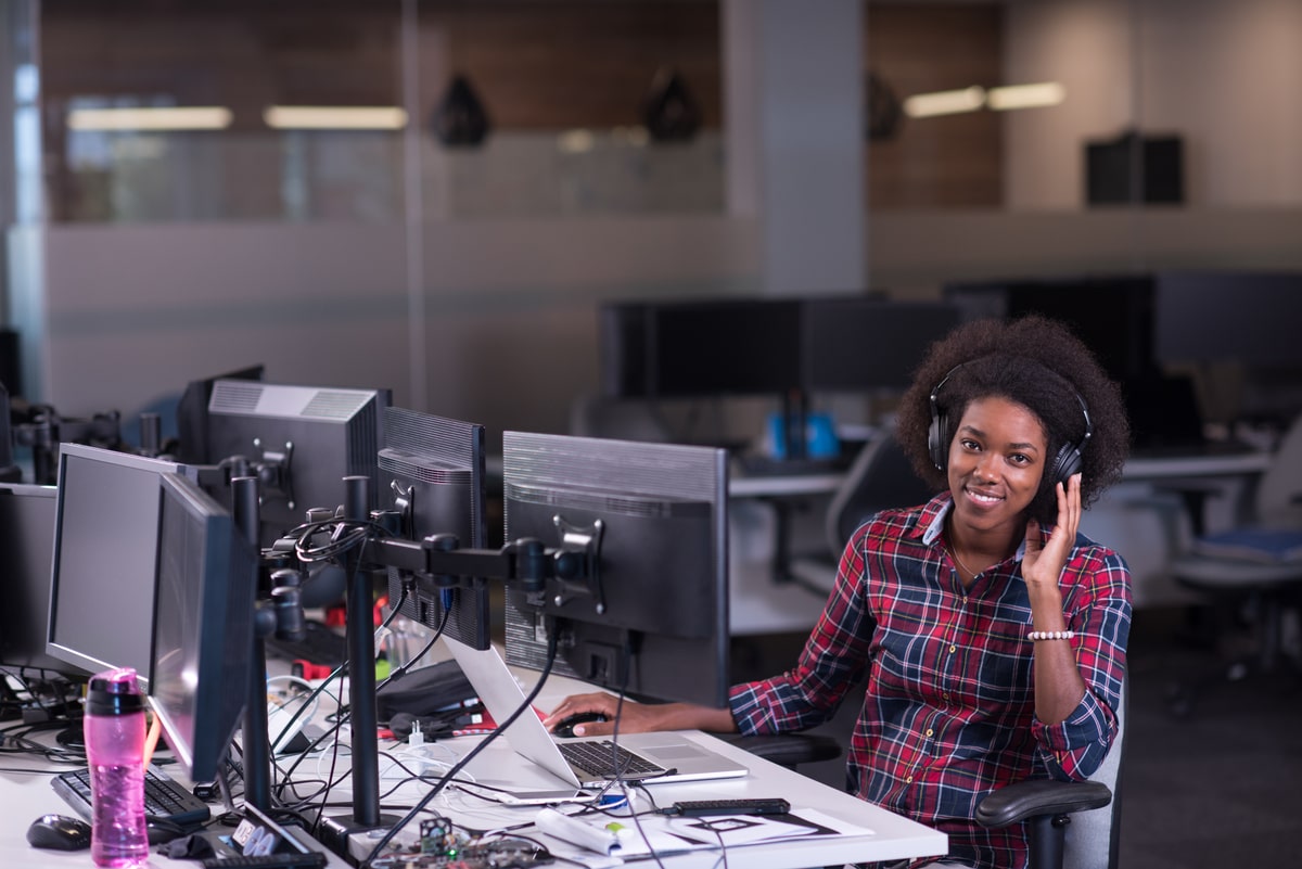 young-black-woman-at-her-workplace-in-modern-offic-2023-11-27-05-17-27-utc-min